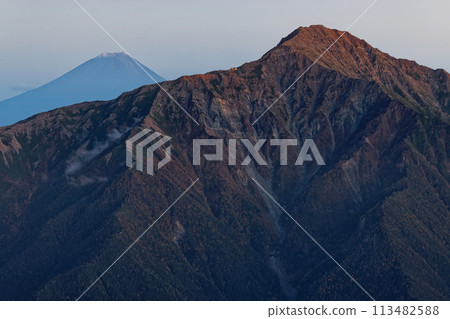 從南阿爾卑斯山千疊岳所看到的餘輝中的北岳和富士山 113482588