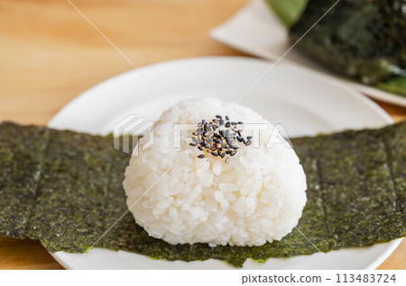 Salted rice balls wrapped in seaweed 113483724