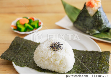 Salted rice balls wrapped in seaweed 113483725