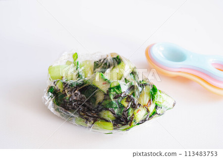 加入醃製成分並在冷凍前混合 113483753