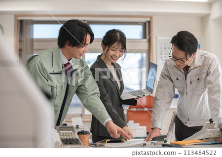 三名男性和女性工程師在辦公室開會 三名男性和女性工程師在辦公室開會 113484522