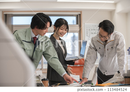 三名男性和女性工程師在辦公室開會 三名男性和女性工程師在辦公室開會 113484524