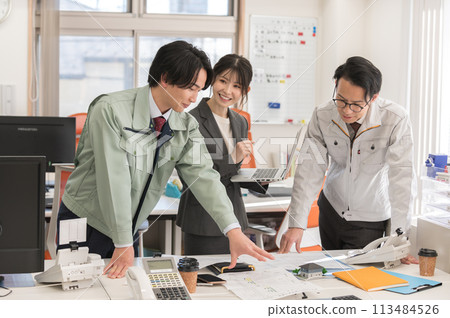 三名男性和女性工程師在辦公室開會 113484526