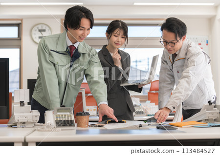 三名男性和女性工程師在辦公室開會 三名男性和女性工程師在辦公室開會 113484527