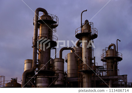 化工廠的煙囪像火箭一樣在黃昏時閃閃發光（側面） 113486714