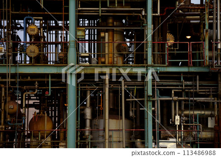 一座化工廠，各個部件按塊排列 113486988