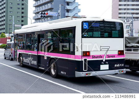 The back of the "Shuttle Seven" (Isuzu Erga) traveling on the Kan-nana Expressway 113486991