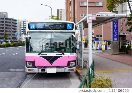 A close-up of the front of the Kan-nana shuttle bus "Shuttle Seven" (Isuzu Erga) stopping at a bus stop A close-up of the front of the Kan-nana shuttle bus "Shuttle Seven" (Isuzu Erga) stopping at a bus stop 113486993