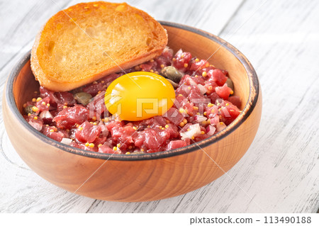 Beef steak tartare 113490188