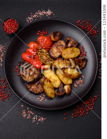 Delicious juicy grilled vegetables potatoes, tomatoes, peppers, eggplant 113491006