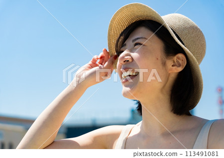 戴著草帽的年輕女子 113491081