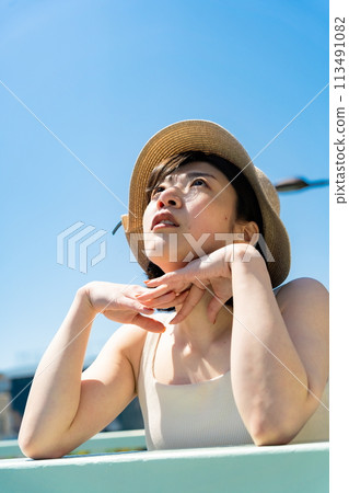 戴著草帽的年輕女子 113491082