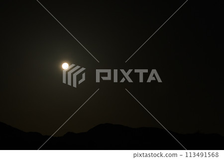 Moon age 13.2: Small full moon, hazy moon, moon hanging over the mountainside 113491568