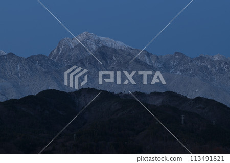 南阿爾卑斯山的凱駒岳的白色山峰漂浮在藍天上 113491821