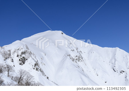 A spectacular view from the Tenjin Ridge of Mt. Tanigawa in winter A spectacular view from the Tenjin Ridge of Mt. Tanigawa in winter 113492305