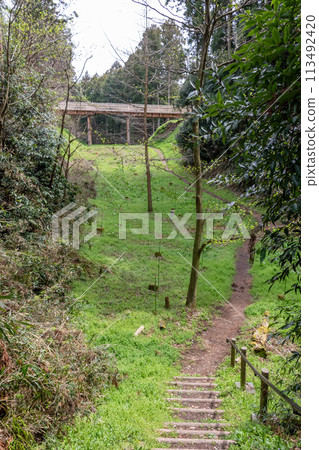 從空蕩蕩的護城河抬頭仰望連接三之輪城主城和倉庫的木橋 113492420