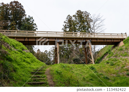 Minowa Castle: Looking up at the wooden bridge connecting the main citadel and the storehouse from the dry moat 113492422