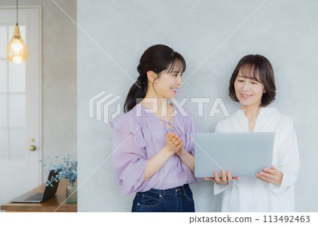 Two casual businesswomen 113492463