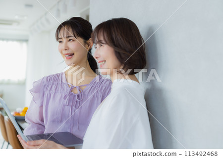 兩位休閒商務女性 113492468