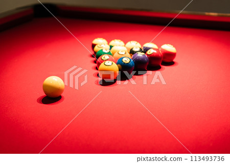 球放在撞球桌上 113493736