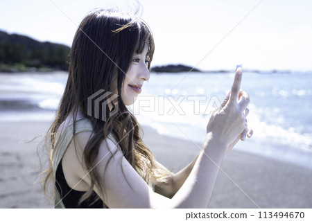 年輕女子在海邊自拍 113494670