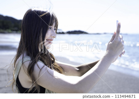 年輕女子在海邊自拍 113494671