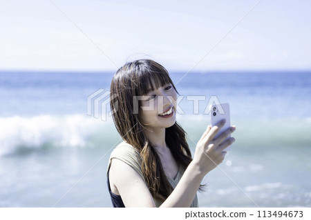 年輕女子在海邊自拍 113494673