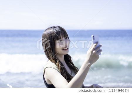 年輕女子在海邊自拍 113494674