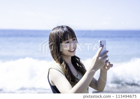 年輕女子在海邊自拍 113494675