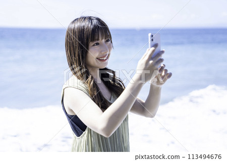 年輕女子在海邊自拍 113494676
