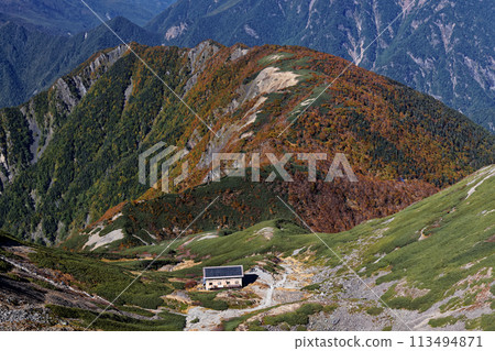 從南阿爾卑斯山的千疊岳眺望千疊小屋和馬之瀨 113494871