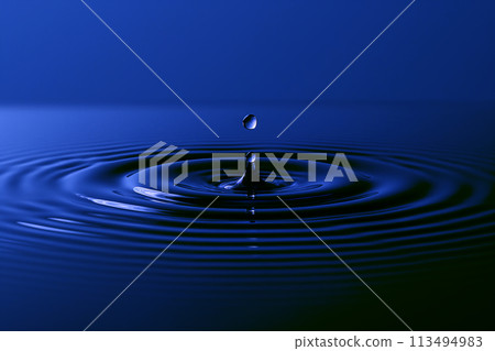 水滴落在平靜的水面上泛起漣漪 113494983