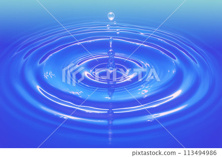 水滴落在平靜的水面上泛起漣漪 水滴落在平靜的水面上泛起漣漪 113494986