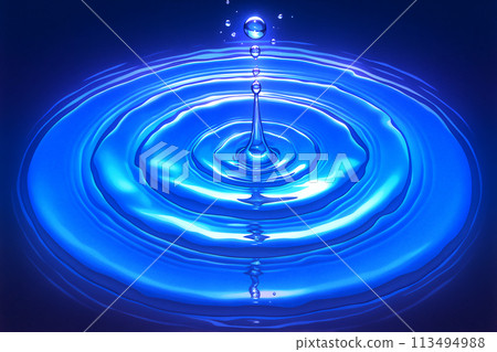 水滴落在平靜的水面上泛起漣漪 水滴落在平靜的水面上泛起漣漪 113494988