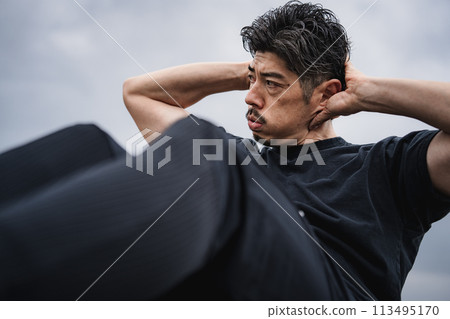 一名40多歲的男子在戶外進行肌肉訓練 113495170