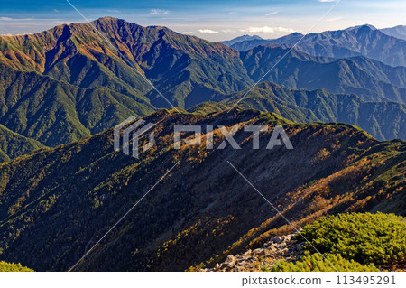 從南阿爾卑斯千丈岳、相岳、鹽見岳眺望紅葉的千潮嶺 從南阿爾卑斯千丈岳、相岳、鹽見岳眺望紅葉的千潮嶺 113495291