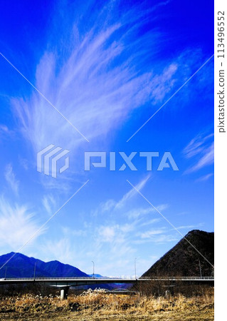 這是從長野縣坂城町千曲川河床看到的能登半島的景色,在能登半島地震前一天,這裡出現了放射狀地震雲。 這是從長野縣坂城町千曲川河床看到的能登半島的景色,在能登半島地震前一天,這裡出現了放射狀地震雲。 113496552