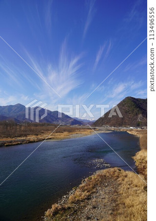 這是從長野縣坂城町千曲川河床看到的能登半島的景色，在能登半島地震前一天，這裡出現了放射狀地震雲。 113496556