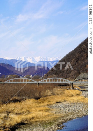 這是從長野縣坂城町千曲川河床看到的能登半島的景色,在能登半島地震前一天,這裡出現了放射狀地震雲。 這是從長野縣坂城町千曲川河床看到的能登半島的景色,在能登半島地震前一天,這裡出現了放射狀地震雲。 113496561