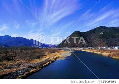 這是從長野縣坂城町千曲川河床看到的能登半島的景色,在能登半島地震前一天,這裡出現了放射狀地震雲。 這是從長野縣坂城町千曲川河床看到的能登半島的景色,在能登半島地震前一天,這裡出現了放射狀地震雲。 113496564