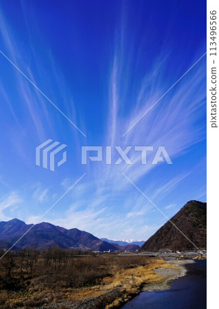 這是從長野縣坂城町千曲川河床看到的能登半島的景色,在能登半島地震前一天,這裡出現了放射狀地震雲。 這是從長野縣坂城町千曲川河床看到的能登半島的景色,在能登半島地震前一天,這裡出現了放射狀地震雲。 113496566