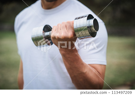 男子在戶外用啞鈴進行肌肉訓練 113497209