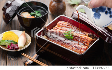 Luxurious and satisfying eel rice bowl Luxurious and satisfying eel rice bowl 113497268