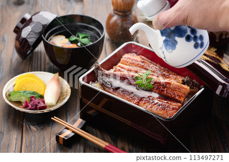 Luxurious and satisfying eel rice bowl Luxurious and satisfying eel rice bowl 113497271