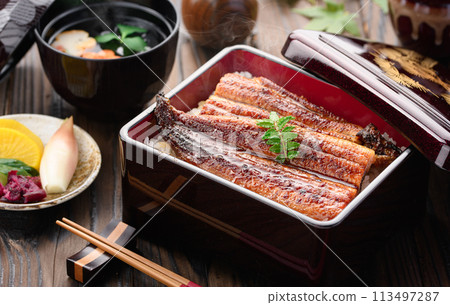 Luxurious and satisfying eel rice bowl Luxurious and satisfying eel rice bowl 113497287