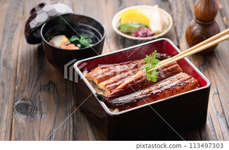 Luxurious and satisfying eel rice bowl Luxurious and satisfying eel rice bowl 113497303