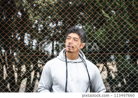 40多歲男子穿著訓練服的肖像 113497660