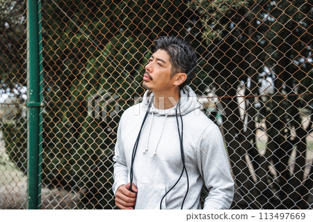 40多歲男子穿著訓練服的肖像 113497669