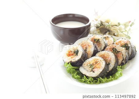 紫菜包飯和馬格利酒 113497892