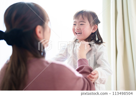 媽媽幫女孩換衣服 媽媽幫女孩換衣服 113498504